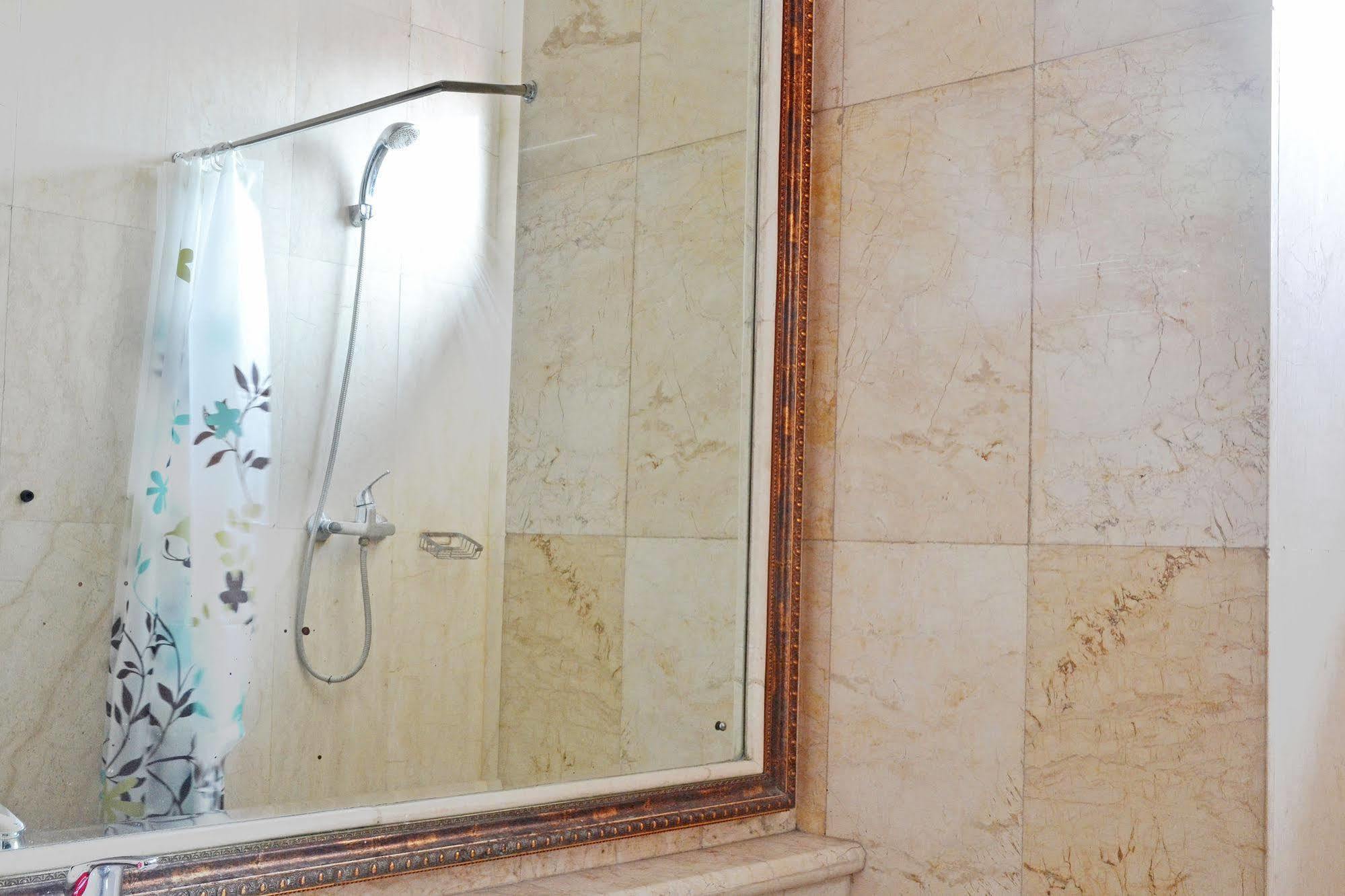 Zen Rooms Sultan Iskandar Muda Surabaya Bagian luar foto