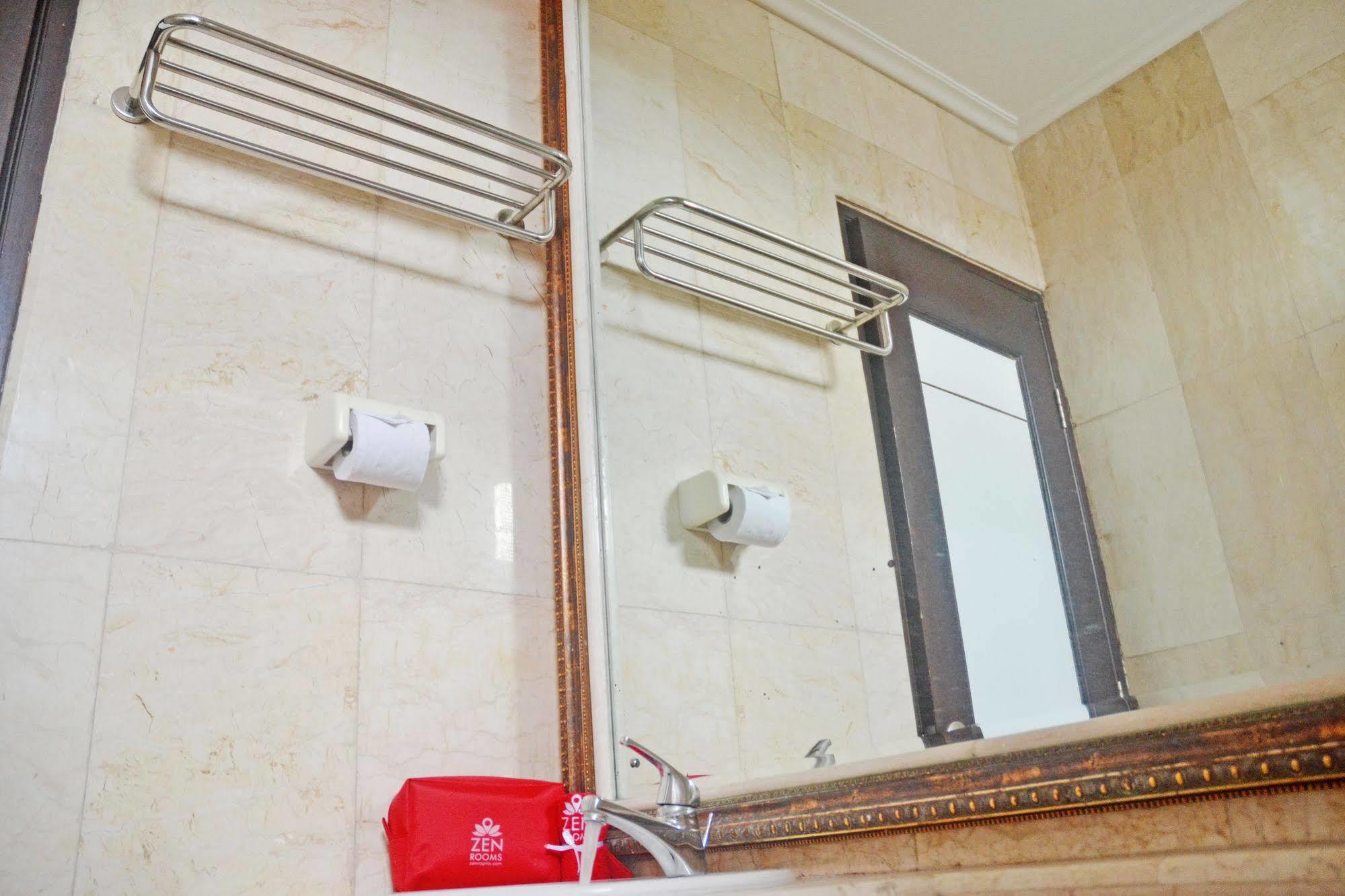 Zen Rooms Sultan Iskandar Muda Surabaya Bagian luar foto