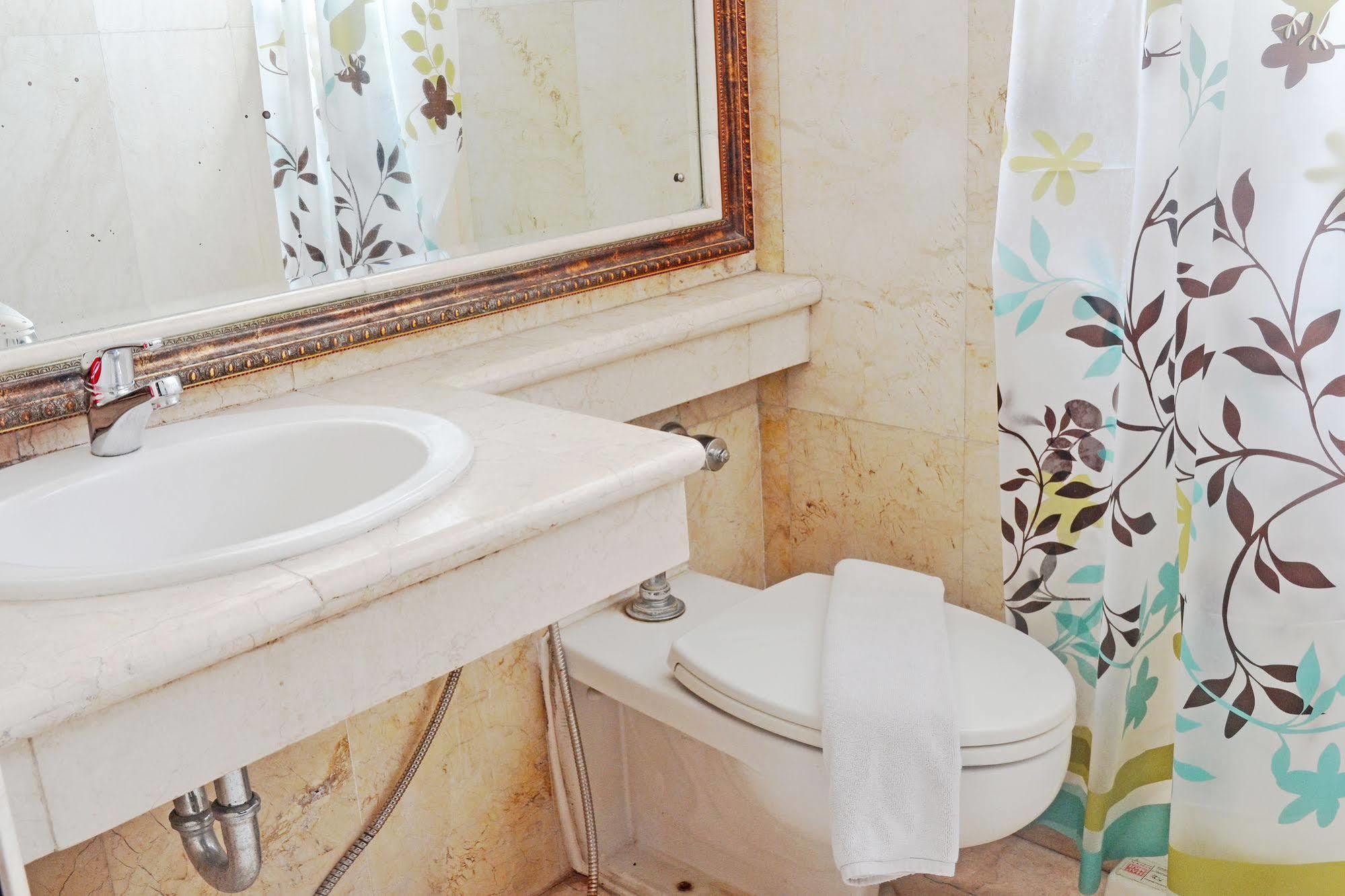 Zen Rooms Sultan Iskandar Muda Surabaya Bagian luar foto